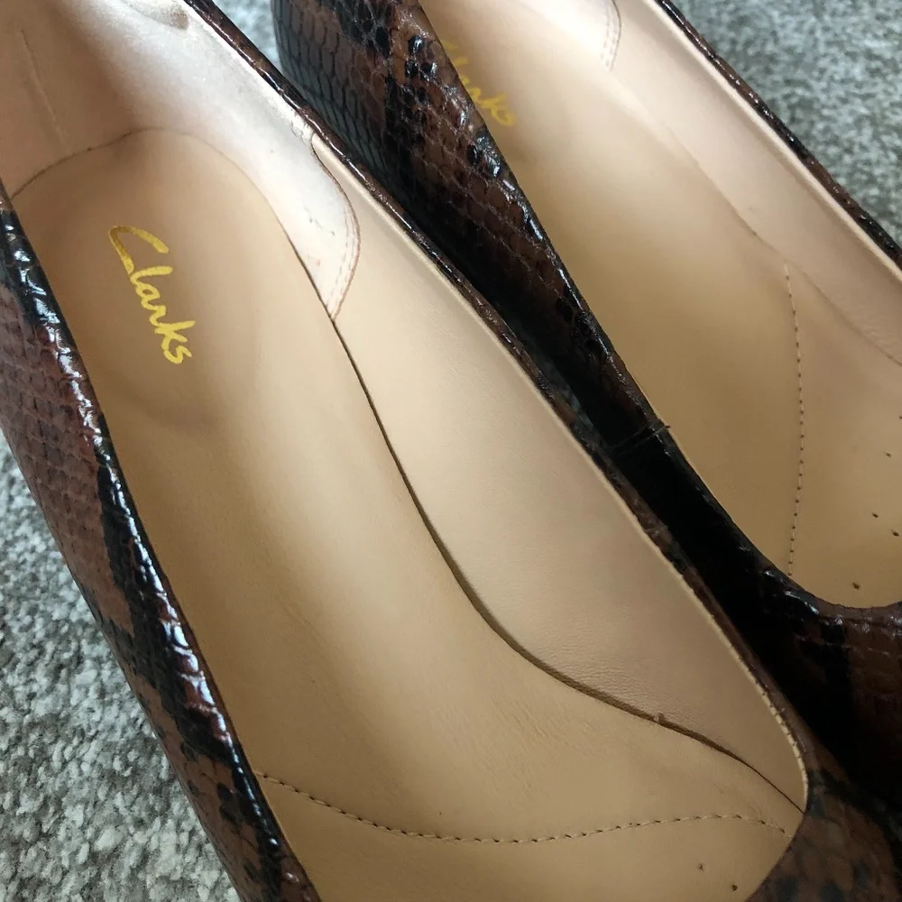 CLARKS Womens Heels Size 6 Snake Skin 2" Block Round Toe Comfort Loafers - Picture 4 of 6